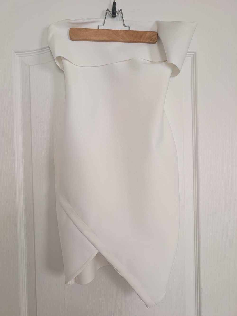 Off-Shoulder White Cocktail Dress with Asymmetric Hem